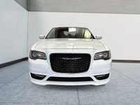 Chrysler 300 Touring L AWD 2022 Elegance, confort et traction integrale. Disponible maintenant chez... (image 1)