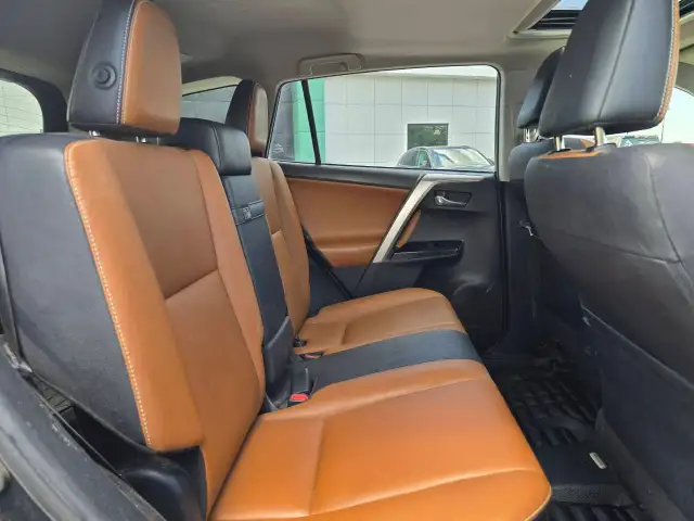 2017 Toyota RAV4 Hybrid in Cars & Trucks in Ottawa - Image 28