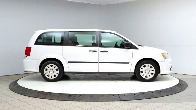 2017 Dodge Grand Caravan in Cars & Trucks in Lethbridge - Image 2