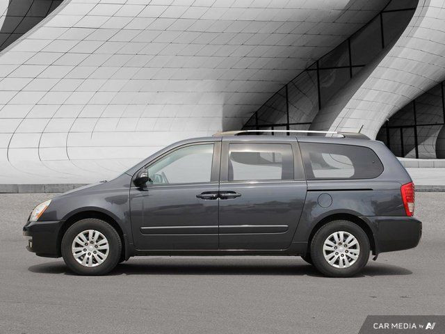 2014 Kia Sedona LX in Cars & Trucks in London - Image 2