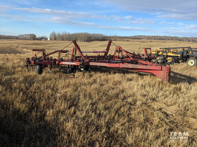 International 25 Ft Deep Tillage Cultivator 5500 in Farming Equipment in Edmonton - Image 2