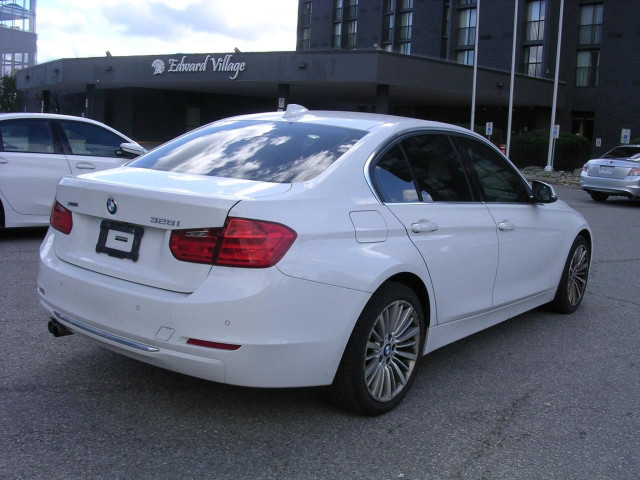 2014 BMW 3 Series 4dr Sdn 328i xDrive AWD in Cars & Trucks in City of Toronto - Image 3