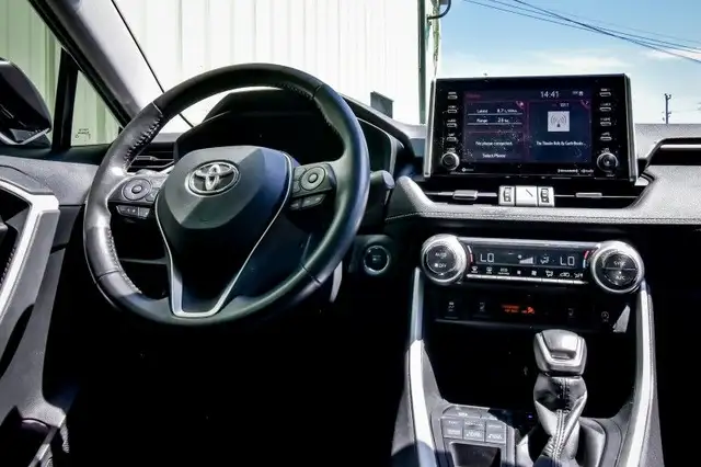 2022 Toyota RAV4 XLE • SUNROOF • HEATED SEATS • POWER LIFTGATE dans Autos et camions dans Cornwall - Image 16