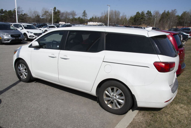 2015 KIA SEDONA LX in Cars & Trucks in Oshawa / Durham Region - Image 2