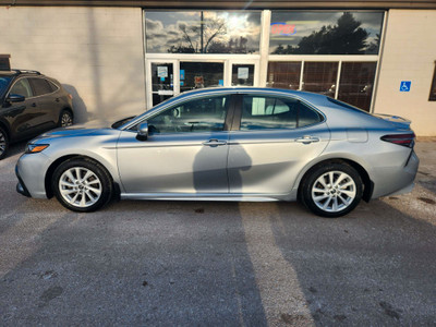 2021 Toyota Camry SE CLEAN CARFAX! Great Colour, Power Driver...
