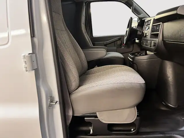 2024 Chevrolet Express Cargo 2500 WT 155 in Cars & Trucks in Laval / North Shore - Image 9