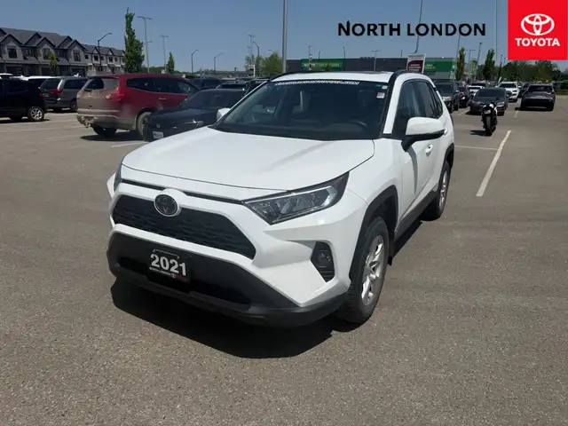 2021 Toyota RAV4 XLE LEASE RETURN - CLEAN CARFAX - ONE OWNER... in Cars & Trucks in London - Image 2