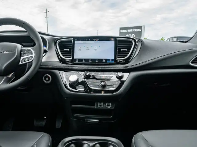 2025 Chrysler Pacifica Select in Cars & Trucks in Barrie - Image 26