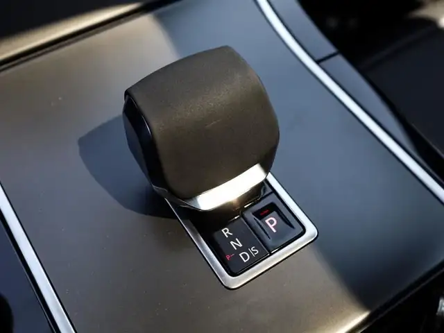2024 Land Rover Range Rover Velar P250 Dynamic SE in Cars & Trucks in Oshawa / Durham Region - Image 10
