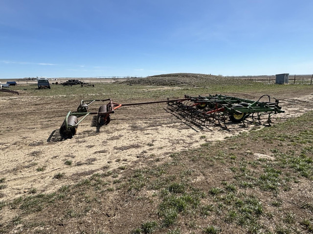 John Deere 24 Ft Field Cultivator 1010 in Farming Equipment in Calgary - Image 3