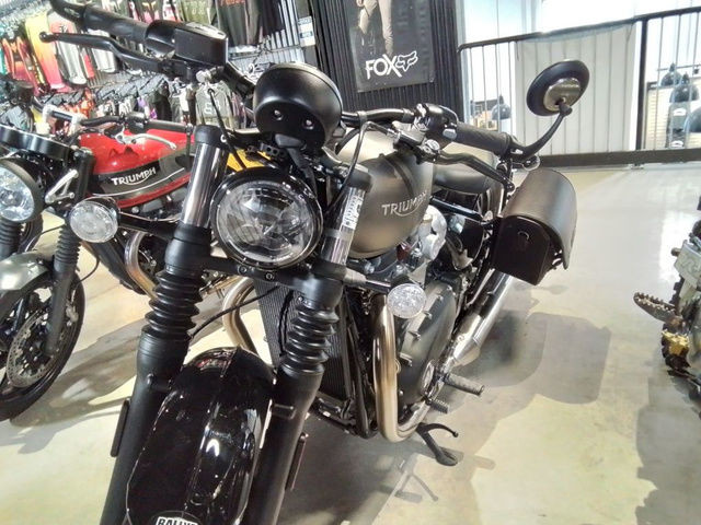2022 Triumph Bonneville Bobber Matte Storm Grey/Matte Ironstone in Street, Cruisers & Choppers in City of Halifax - Image 3