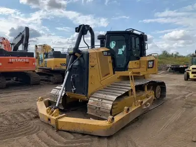 2015 CAT D7E LGP 6300 hours • Angle Blade • Winch (fairlead) • Rear Screen • Enclosed Cab with AC /...