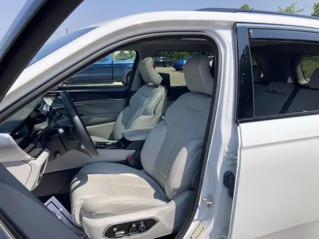 2023 Jeep Grand Cherokee Overland in Cars & Trucks in Hamilton - Image 15
