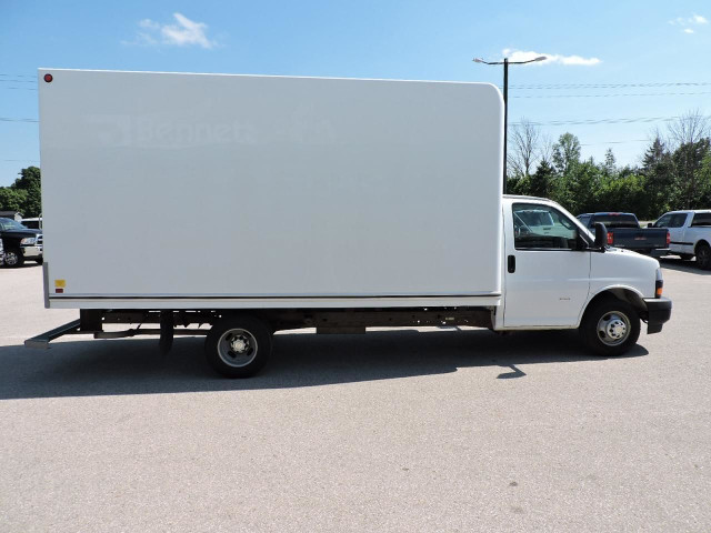 2020 Chevrolet Express 3500 Van 6.0L V8 16X8 Foot Box New Brakes in Cars & Trucks in Stratford - Image 4