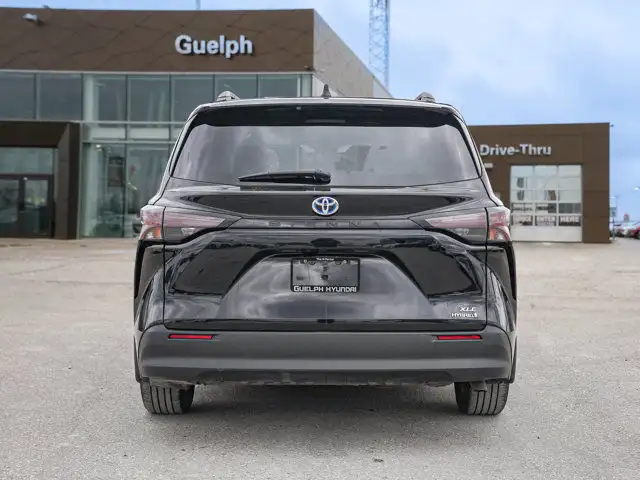 2023 Toyota Sienna XLE8-PASS | Leather | Sunroof | Heated Seats dans Autos et camions dans Guelph - Image 6