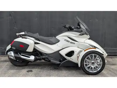 2013 Can-Am SPYDER ST LTD 991 SE5 SINGLE OWNER, EXTREMELY LOW KM . Originally purchased from our dea...