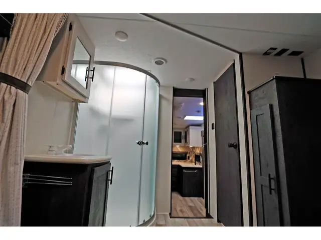2023 K-Z Sportsmen Fifth Wheel 231RK fifth wheel Sportsmen de 25 in Travel Trailers & Campers in Laval / North Shore - Image 25