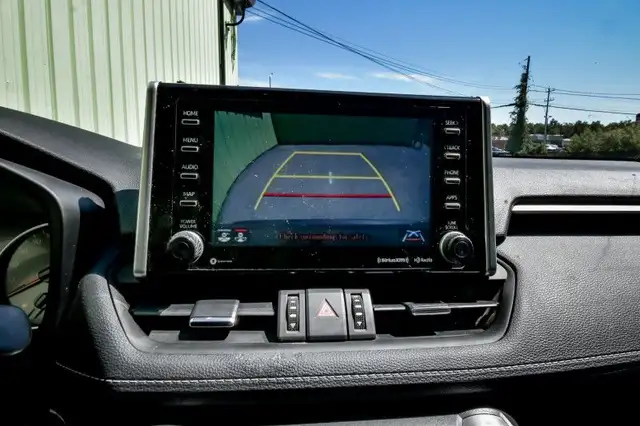 2022 Toyota RAV4 XLE • SUNROOF • HEATED SEATS • POWER LIFTGATE dans Autos et camions dans Cornwall - Image 22