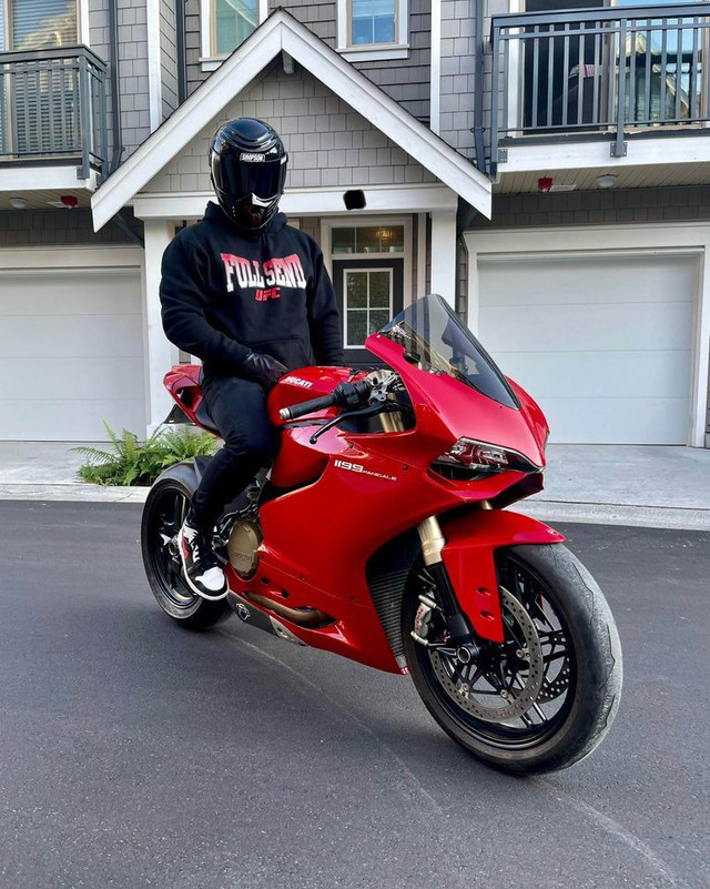 2013 DUCATI PENIGALE 1199 (FINANCING AVAILABLE) in Sport Bikes in Strathcona County - Image 2