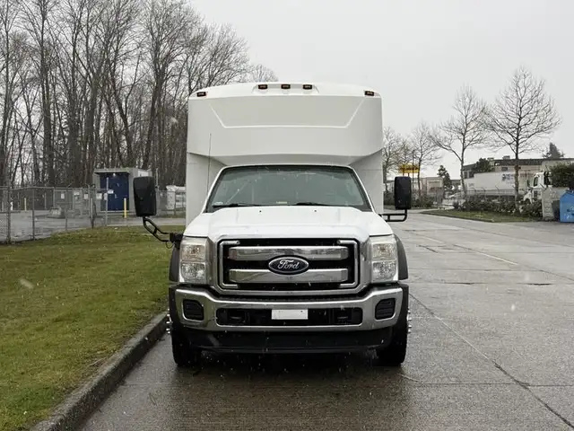 2011 ford F-550 31 Passenger Bus Powerstroke Diesel in Heavy Trucks in Richmond - Image 5