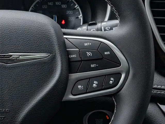2025 Chrysler Pacifica Select in Cars & Trucks in Barrie - Image 23