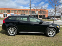 2017 VOLVO V60 T5 AWD CROSS COUNTRY. PREMIER PLUS EDITION. 2.0 L BLACK ON BLACK INTERIOR. NAVIGATION... (image 3)