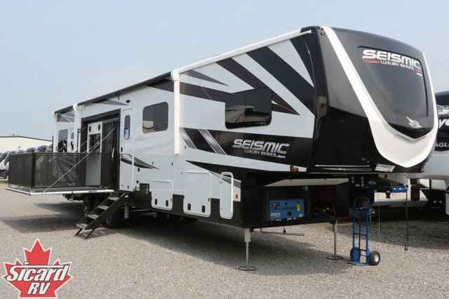 2025 JAYCO SEISMIC LUXURY 4113 in Travel Trailers & Campers in Hamilton