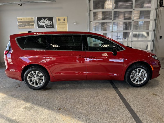 2025 CHRYSLER Pacifica Select in Cars & Trucks in Medicine Hat