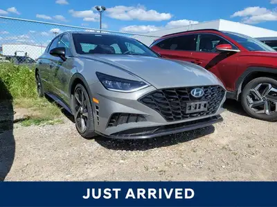 *Sunroof, Premium Audio, Synthetic Leather Seats, Heated Seats, Apple CarPlay!* Head-turning styling...