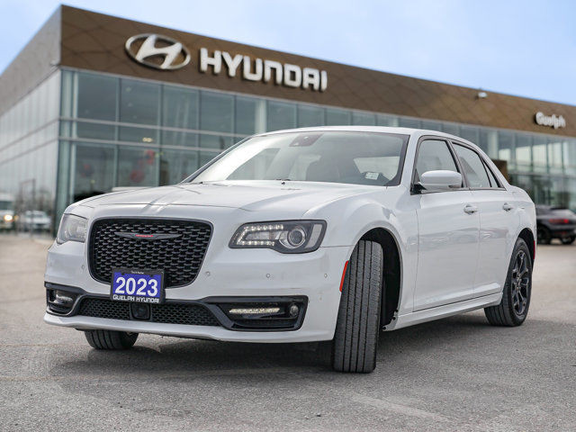2023 Chrysler 300 S AWD | Cooled Seats | Panoroof in Cars & Trucks in Guelph - Image 3