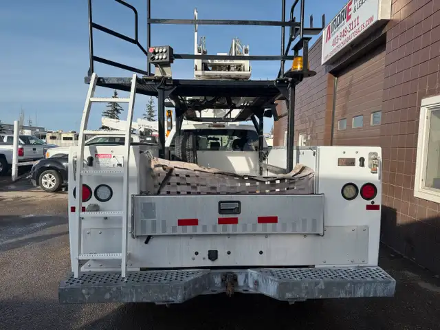 2011 Ford F-550 XLT Bucket Truck 4X4 in Heavy Trucks in Calgary - Image 5
