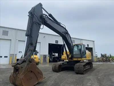 Hours: 9833 | Location: Lively, ON, CA | Arms: Medium Arm; Buckets: w/ Bucket; Operators Station: Ca...