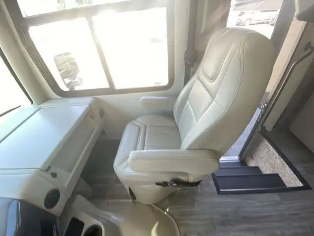 2023 Thor Motor Coach Miramar 35.2 in RVs & Motorhomes in Abbotsford - Image 34