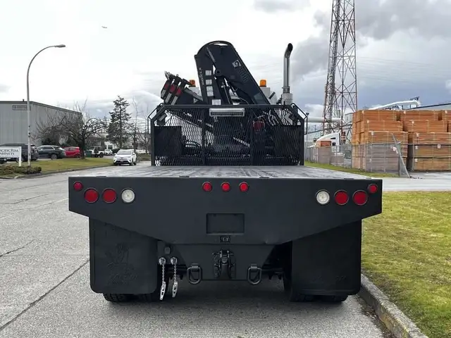 2006 freightliner M2 112 15 foot Flat Deck With Hiab Crane Diese in Heavy Trucks in Richmond - Image 9