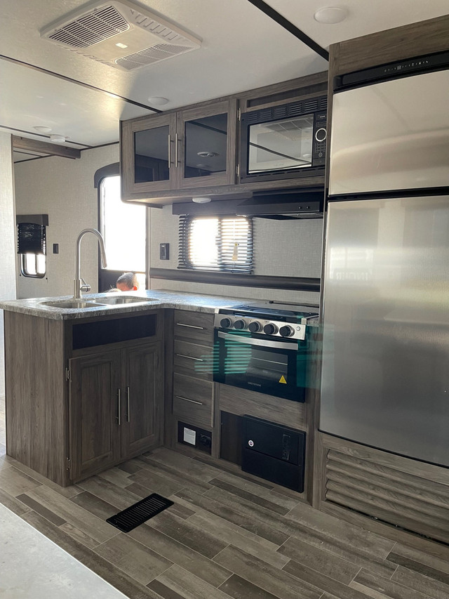 2021 CROSSROADS ZINGER LITE Lite 270BH (FINANCING AVAILABLE) in Travel Trailers & Campers in Saskatoon - Image 2