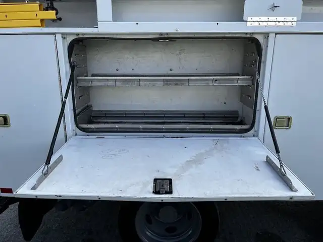 2008 ford F-550 Service Truck With Bucket 2WD Diesel in Heavy Trucks in Richmond - Image 15