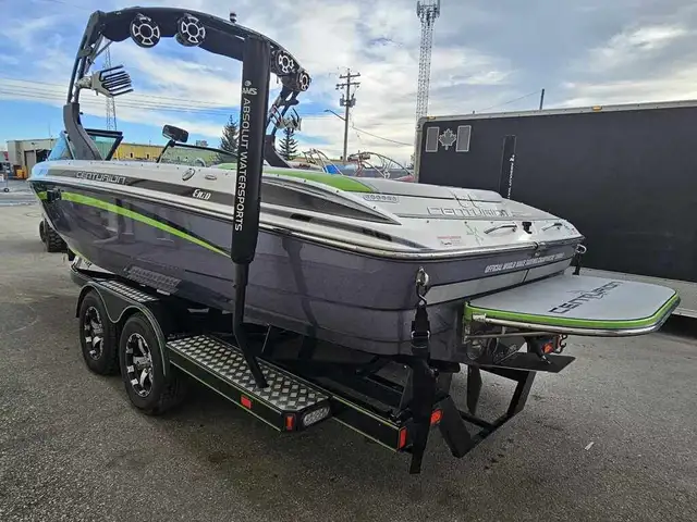 2014 CENTURION SV244 (FINANCING AVAILABLE) in Powerboats & Motorboats in Kelowna - Image 4