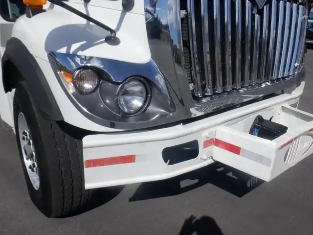 2008 international 7400 Garbage Truck Air Brakes Diesel in Heavy Trucks in Richmond - Image 16