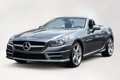 Rare SLK 350 Cabrio avec AMG Package*Intérieur Designo 2 Tones* Extérieur Gris. Très Bas kilométrage...