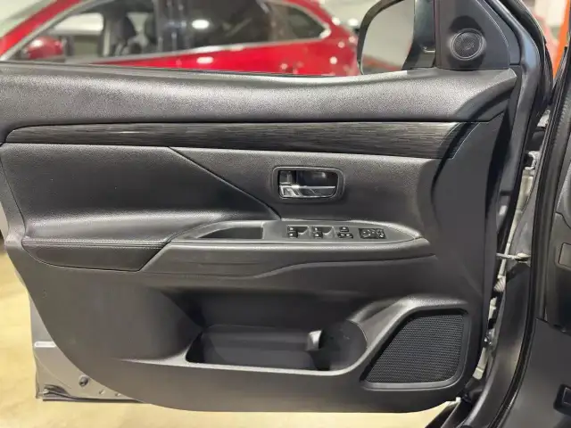 2018 MITSUBISHI Outlander SE in Cars & Trucks in City of Montréal - Image 23