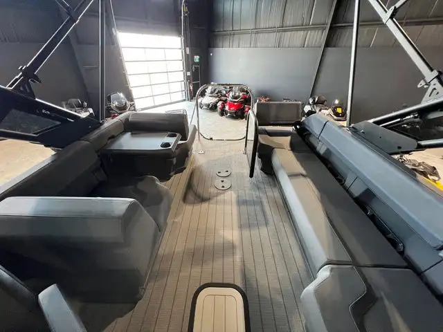 2024 Manitou Explore 24 Switchback With Trifold Bench Single En in Powerboats & Motorboats in Saskatoon - Image 10