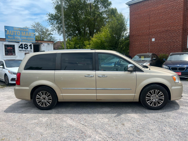 2011 Chrysler Town & Country Limited in Cars & Trucks in Oshawa / Durham Region - Image 4