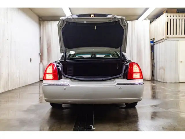 2005 Lincoln Town Car Leather Heated Seats in Cars & Trucks in Grande Prairie - Image 11