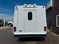2006 Ford E-450 18 Passenger Bus 6.8L V10 Gas 148,309 KM RWD Wheelchair Ramp/Lift Interior Lighting,... (image 3)