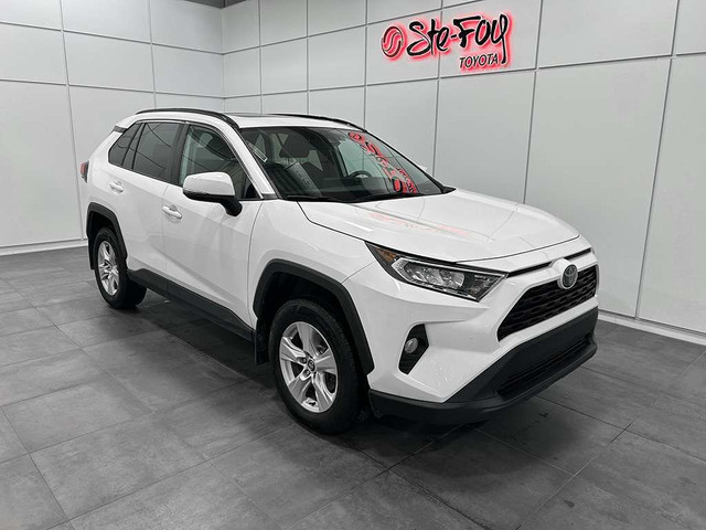 2020 Toyota RAV4 XLE AWD - TOIT OUVRANT - MAGS - VOLANT CHAUFFAN in Cars & Trucks in Québec City