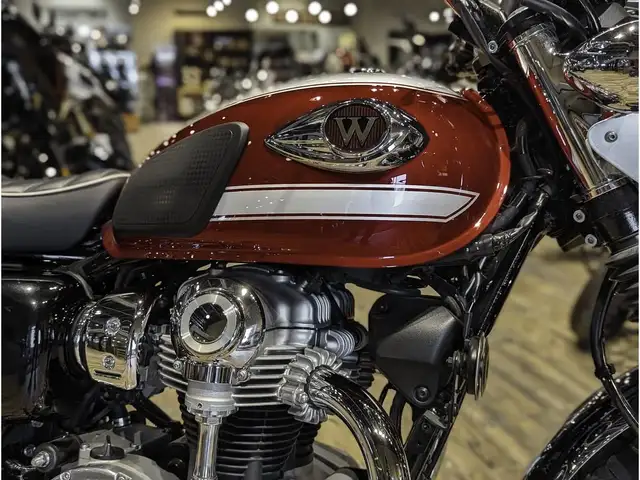 2022 Kawasaki W800 // Candy Fire Red/Metallic Diablo Black in Dirt Bikes & Motocross in Winnipeg - Image 8