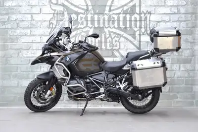 2020 BMW R1250GSA in Exclusive trim and factory low suspension! The Exclusive package got you lot's...