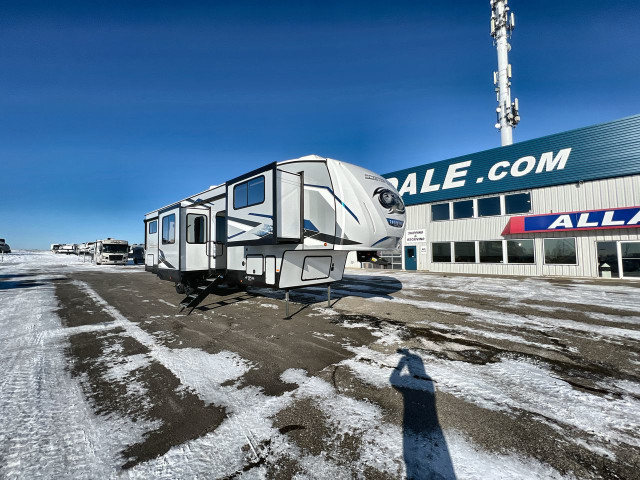 2023 Forest River 3910SUITE - King Bed - 5th Wheel in Travel Trailers & Campers in St. Albert - Image 4