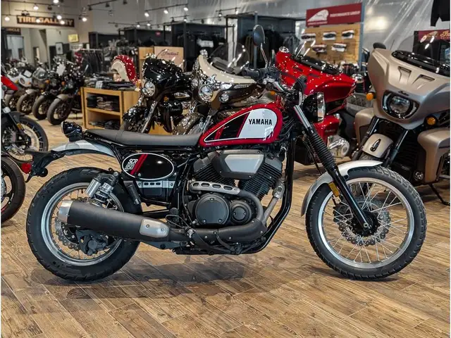 2017 Yamaha SCR950 // Charcoal Silver and Rapid Red in Dirt Bikes & Motocross in Winnipeg - Image 3