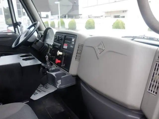 2009 international 7400 Workstar Bucket Truck With Air Brakes Di in Heavy Trucks in Richmond - Image 37